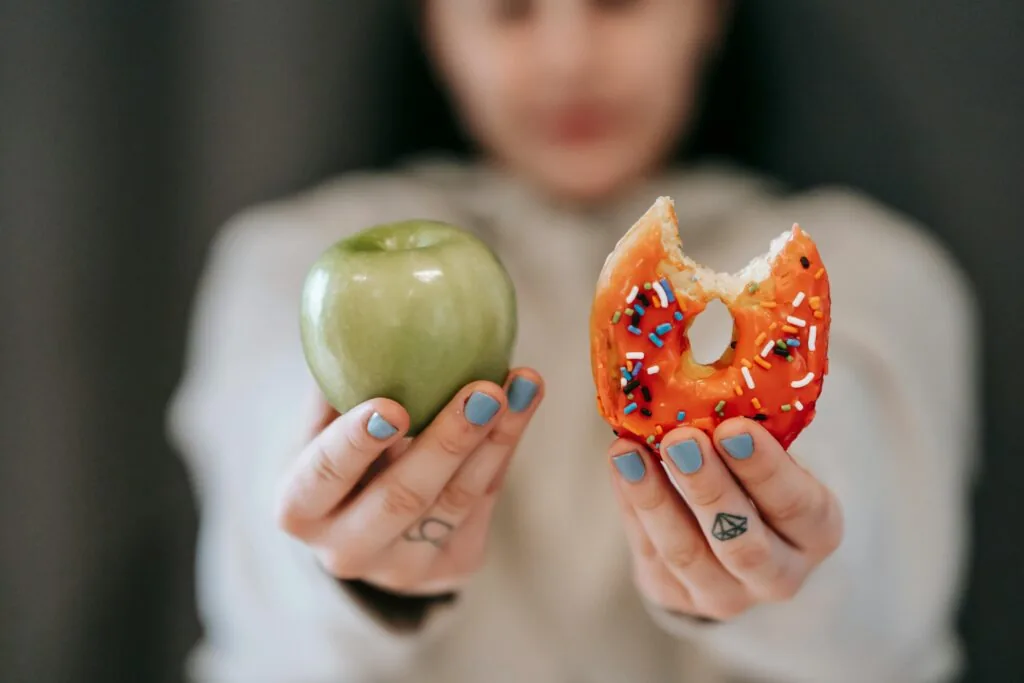 Image d'une pomme et d'un Donuts pour noter l'importance de l'alimentation sur la santé reproductive