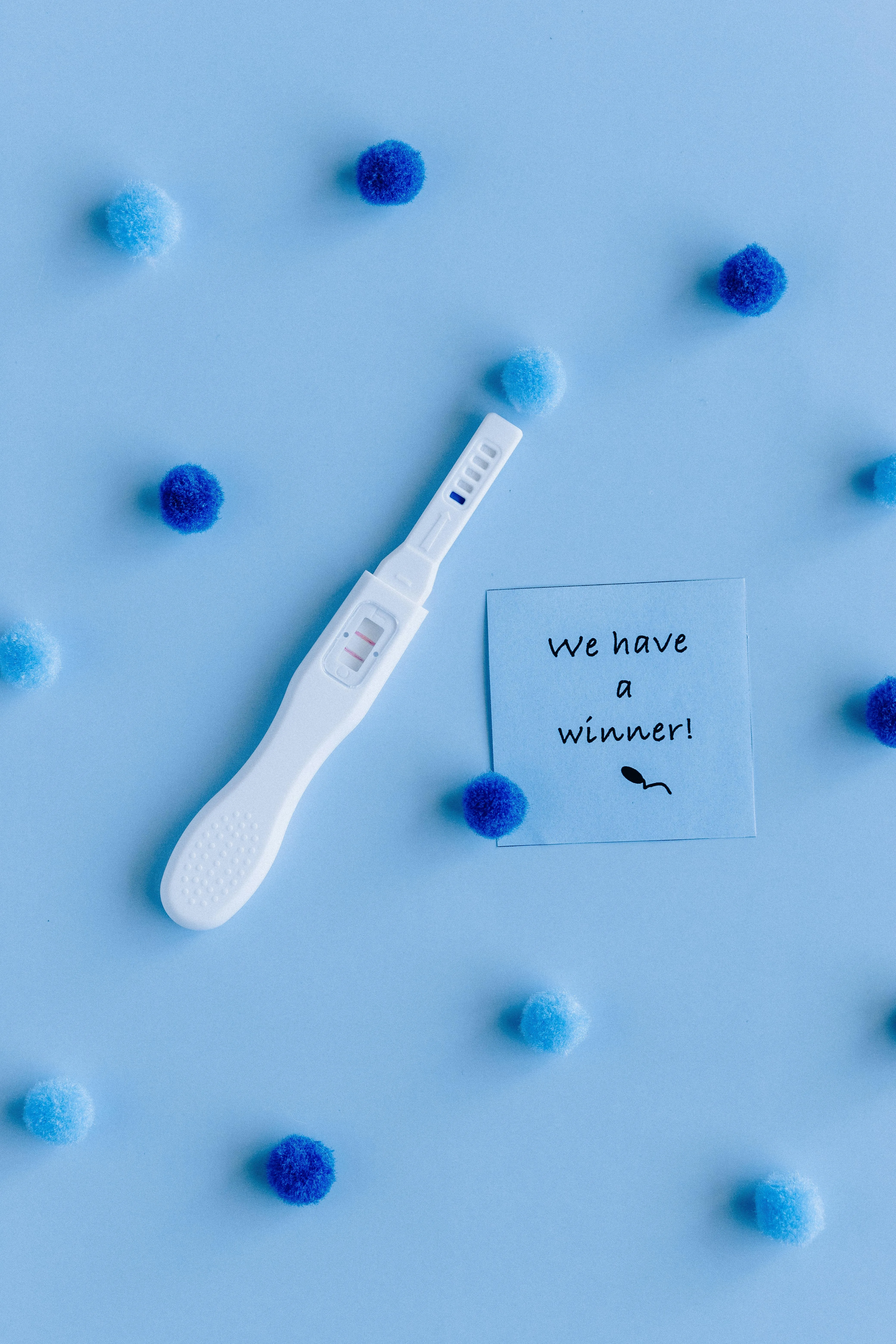 Infographie d'un test de grossesse et d'un spermatozoide pour symboliser la maximisation des chances avec la conservation de ses ovocytes