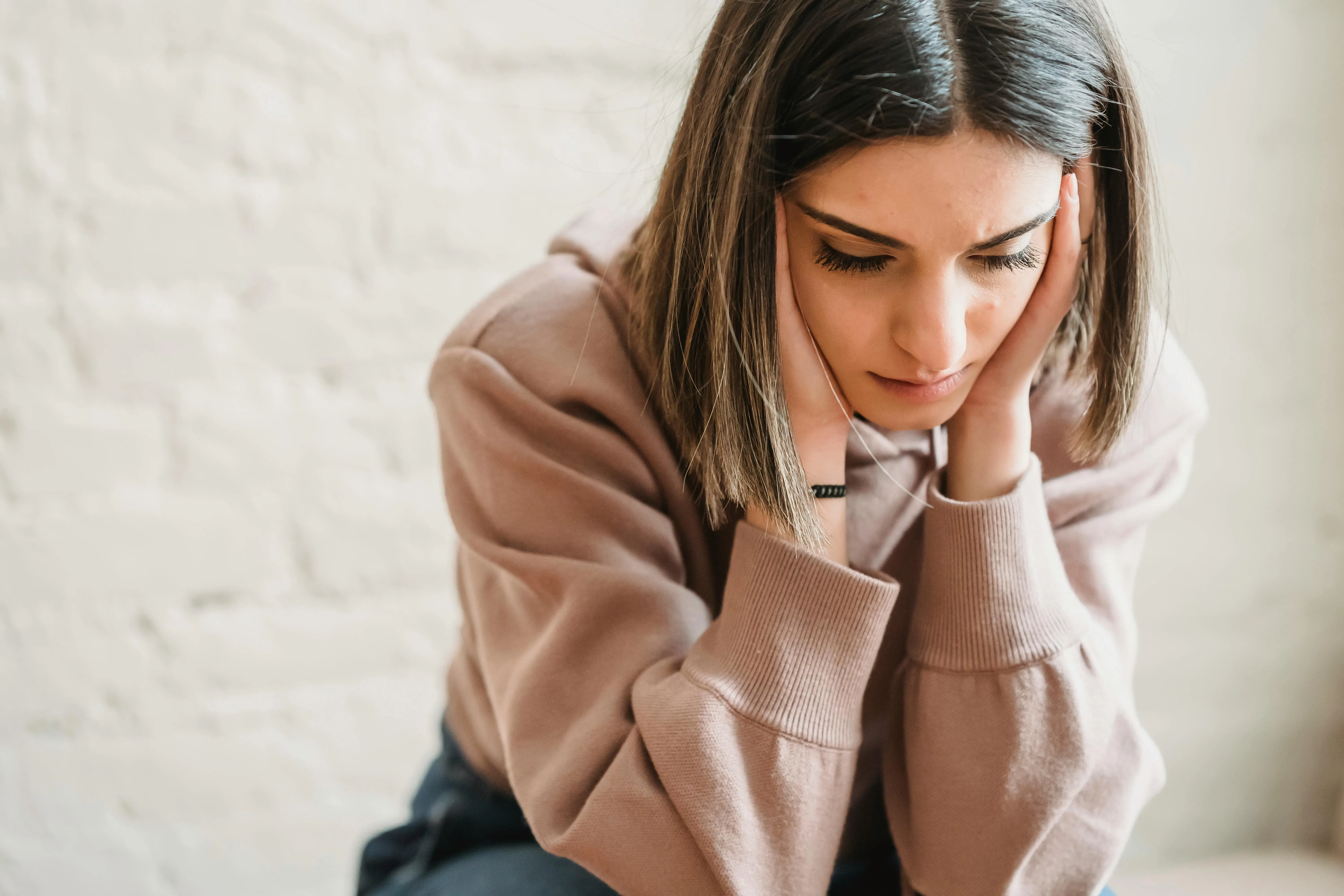 Image d'une femme s'interrogeant sur l'auto test de fertilité 