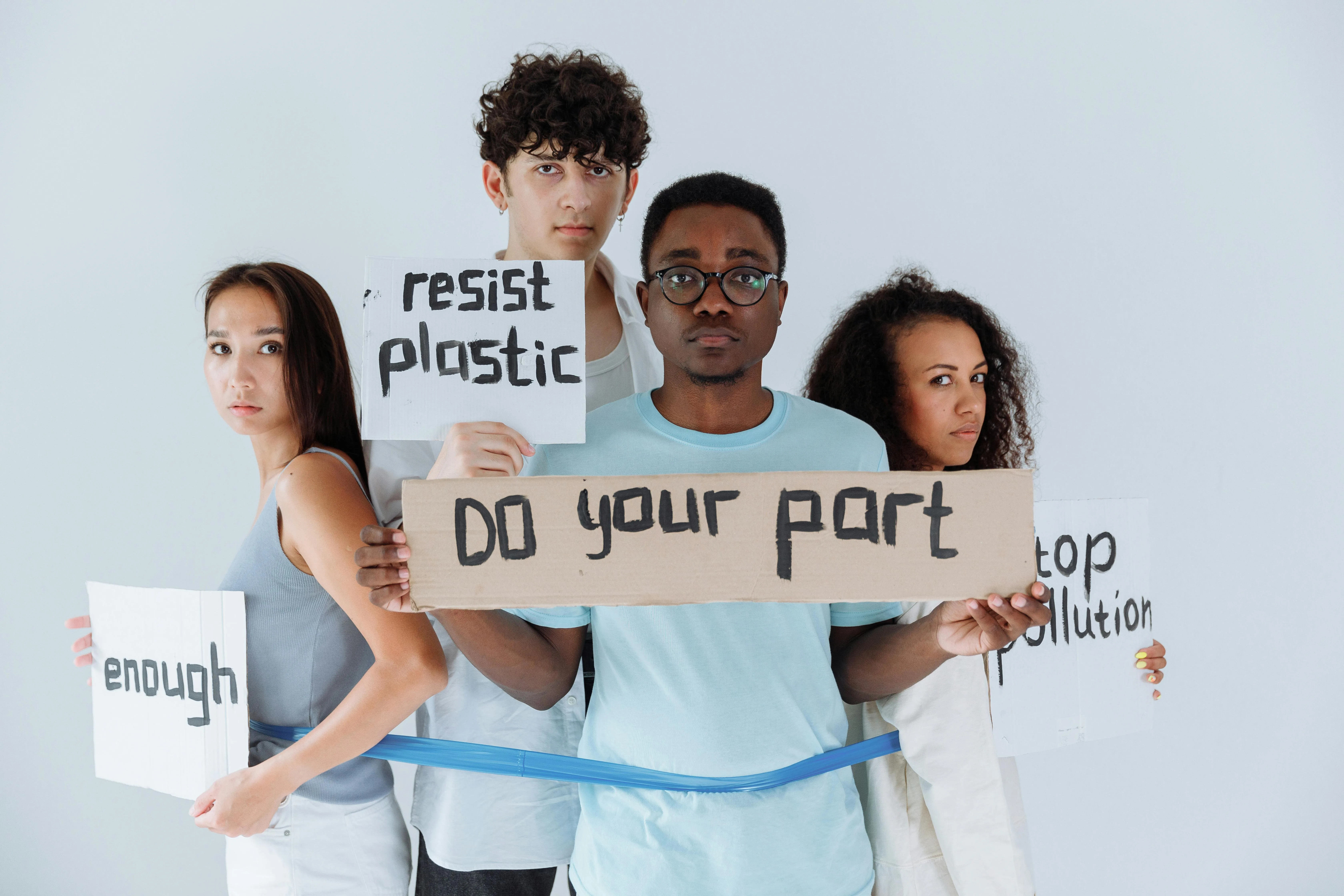 Image de jeunes militants avec des pancartes pour la préservation de leur santé 