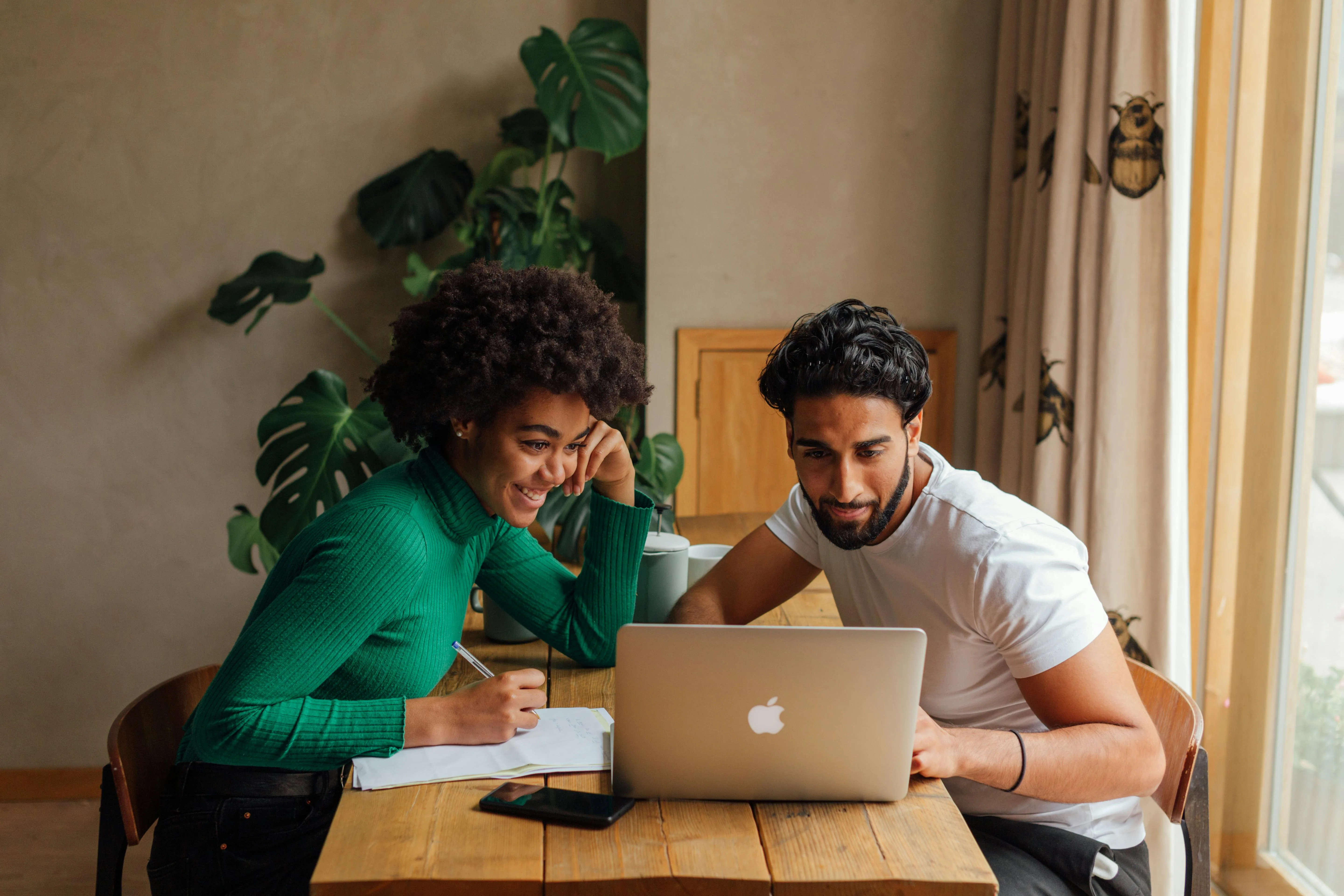 Image d'un couple devant un écran d'ordinateur symbolisant la communiquant sur la fertilité