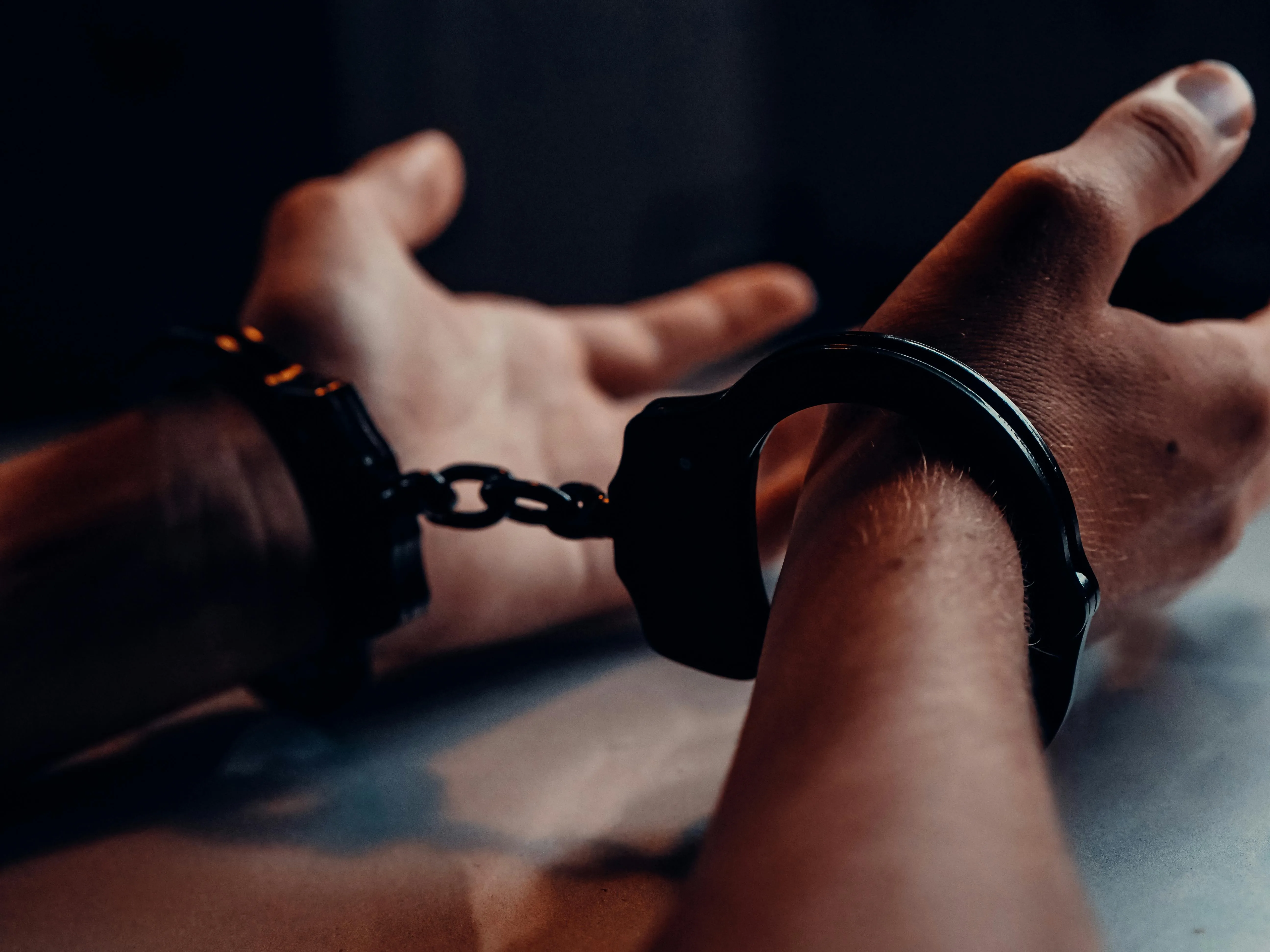 Image de mains liées par des menottes pour symboliser les injonctions spécial désir d'enfant qui emprisonnent
