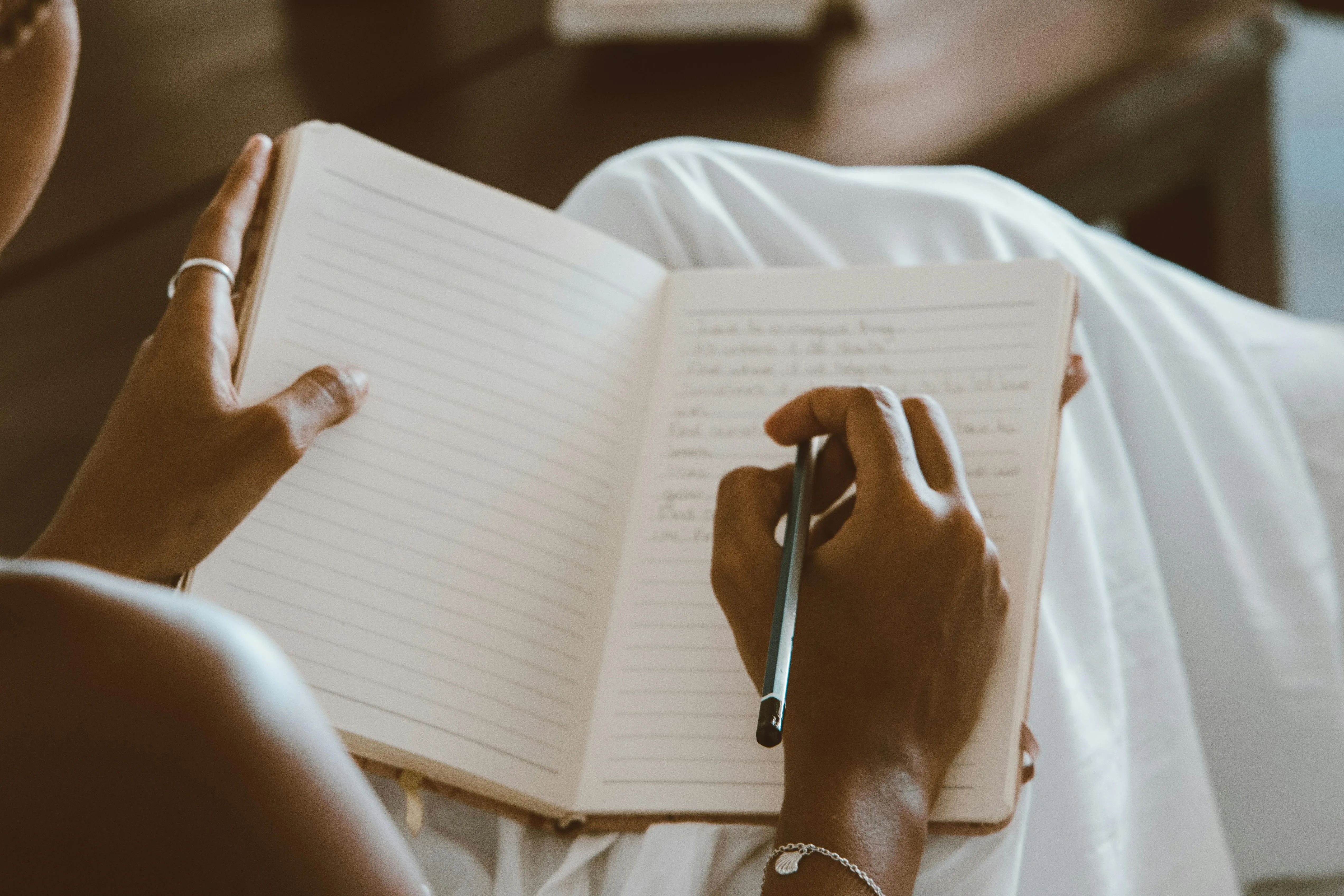 Image d'une femme écrivant sur un cahier pour libérer ses émotions 