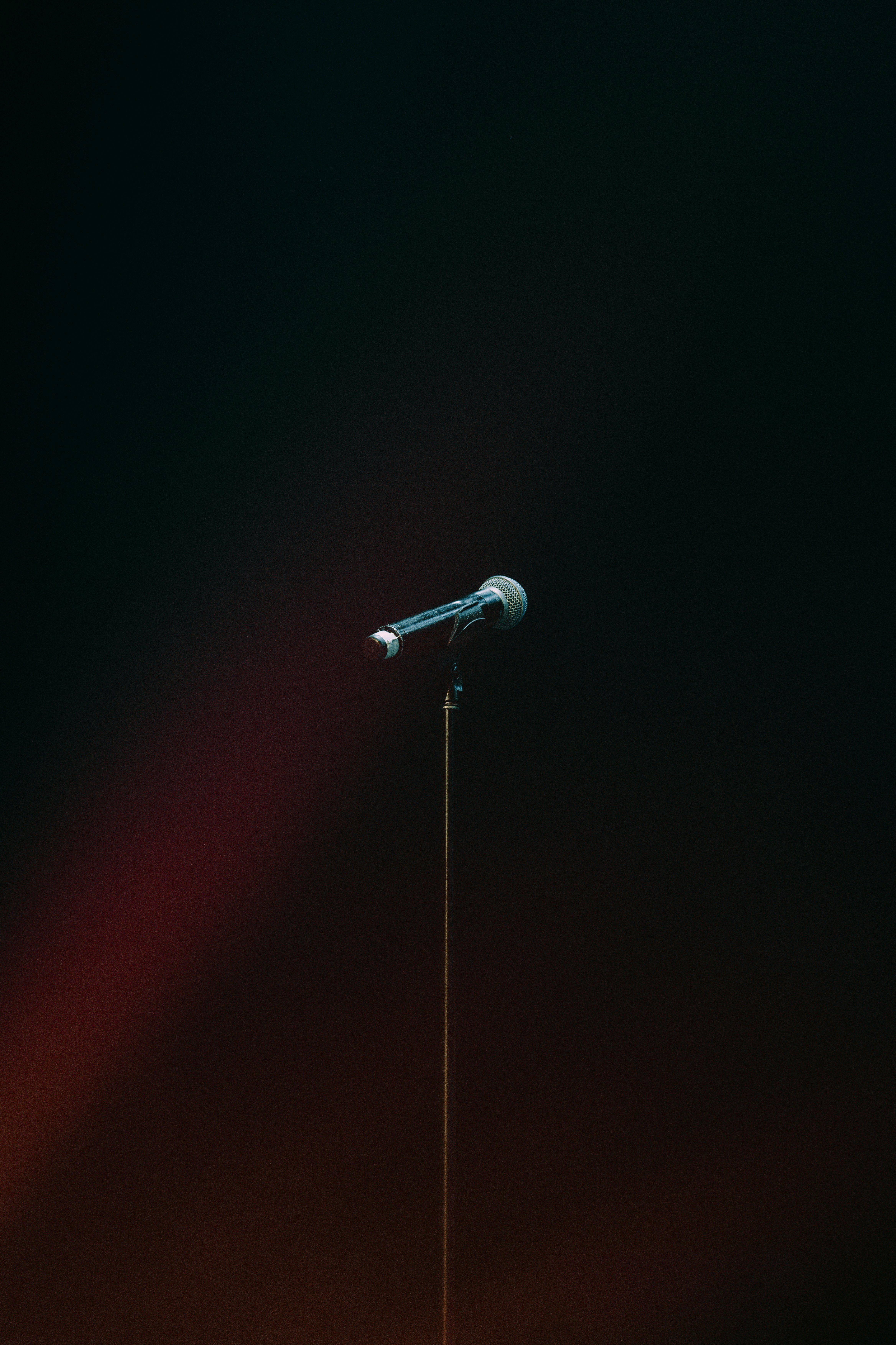 Micro sur scène pour le spectacle de Medhi Djaadi 